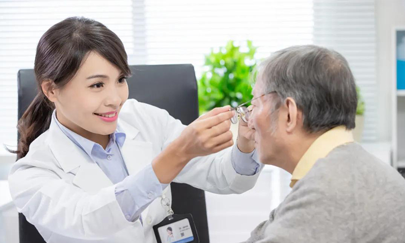 剛進(jìn)入40歲，你能接受戴老花鏡嗎？