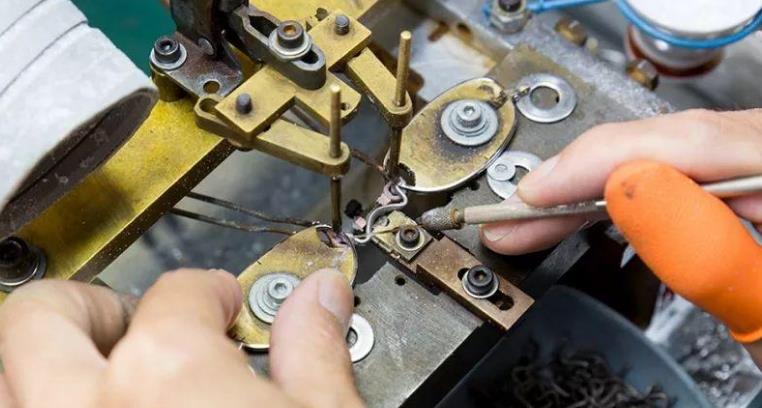 　漸進多焦鏡，三個光區(qū)完美結(jié)合，一鏡解決看遠看近