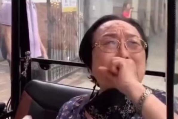 老花鏡不能隨意佩戴，按照年齡度數(shù)購買不準確