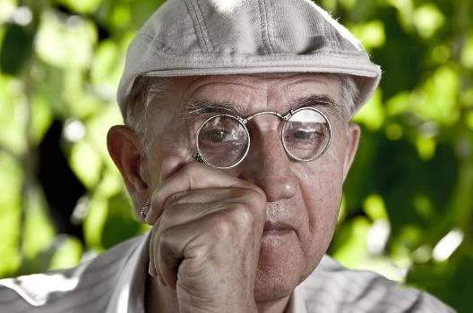 如何購買一副好的老花鏡？什么是漸進多焦鏡？