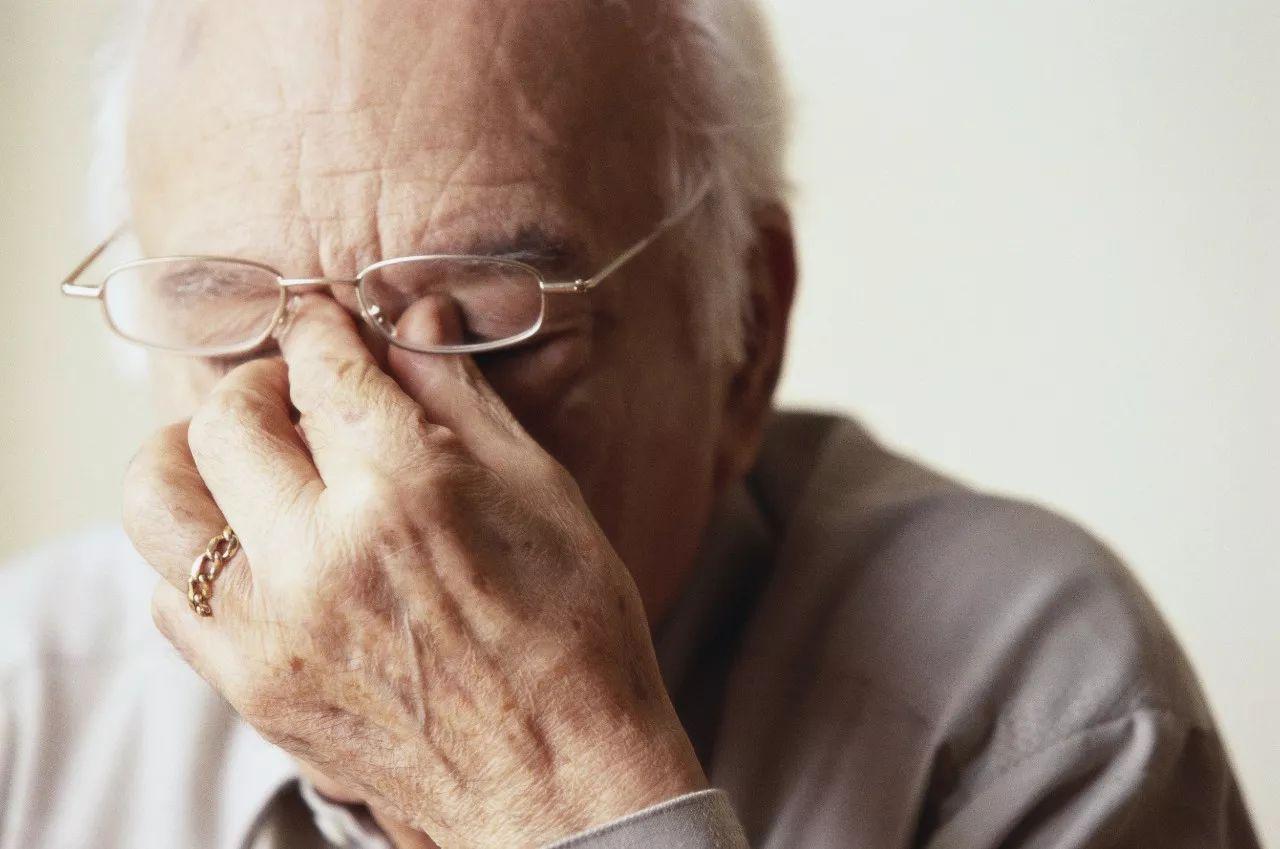 老花眼的癥狀有哪些？這些老花眼誤區(qū)你還在信嗎？