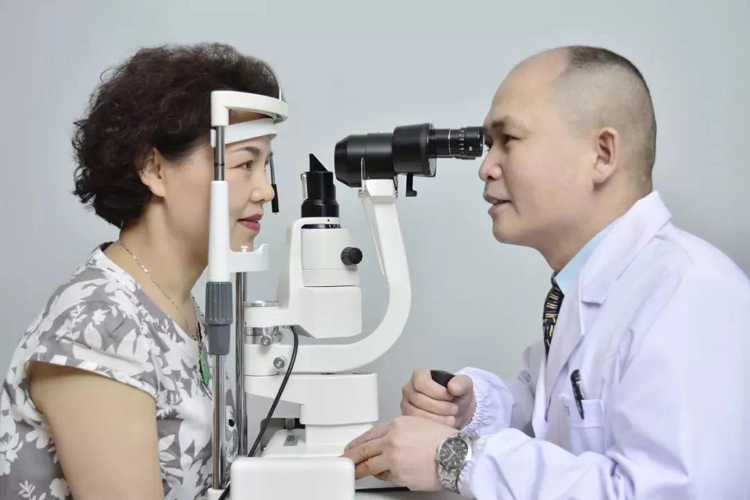 老花眼配鏡前必須驗光，還要定期查視力！